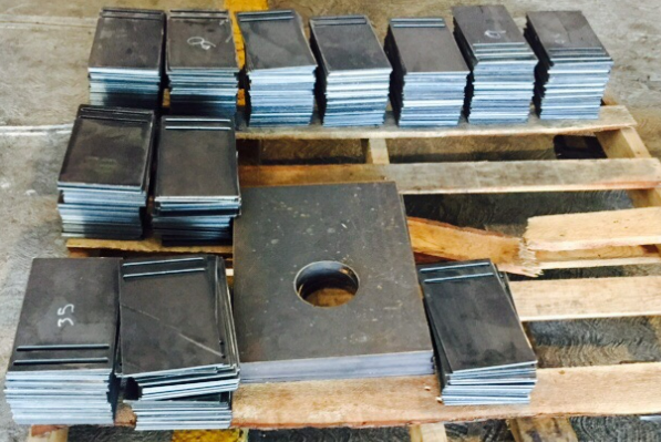 Piezas de placa preparadas por corte