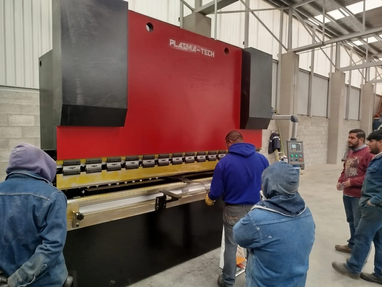 Dobladora de Plasma-Tech en operación
